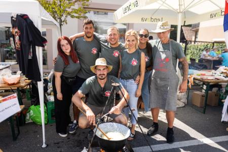 95 ekip je v starem mestnem jedru že od ranega jutra pridno pripravljalo svoja tekmovališča ter sestavine za najokusnejši bograč.